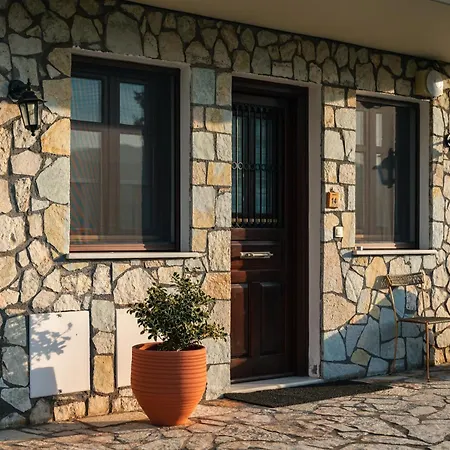 Botanica & Hotel Kalawrita